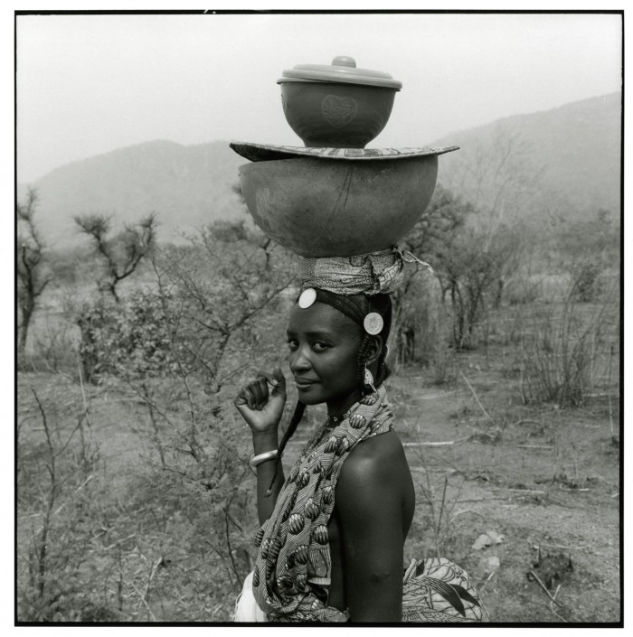 Vallois - La Galerie Vallois a décidé de consacrer cette édition 2016 de Photo Saint-Germain au Bénin, vu à travers l’objectif d’un photographe-voyageur français passionné : Jean-Jacques Moles. Le Bénin est l’un des principaux centres d’intérêt de la Galerie qui s’y investit depuis plusieurs années, tant par une action de mécénat sur place que par la promotion dans ses espaces d’exposition et sur les salons des artistes contemporains béninois.

Jean-Jacques Moles est l’auteur de reportages non seulement au Bénin, mais aussi aux États-Unis (1978), en Inde (1986) au Yémen (1987), en Indonésie (1988), en Roumanie (de 1990 à 1998), en Chine (1993), à Cuba (1999). Il expose ses photos depuis plus de vingt ans, aussi bien en France qu’à l’étranger, et est l’auteur de plusieurs livres sur son travail. Le Bénin occupe une place privilégiée dans ses carnets de voyages ; il a découvert le pays pour la première fois en 1994 et lui a consacré de multiples reportages depuis. Une exposition de ses œuvres a d’ailleurs eu lieu en ce début d’année à l’Institut français de Cotonou. 

Loin des sentiers battus et des clichés touristiques, ce qui intéresse Jean-Jacques Moles, ce sont les rencontres humaines, dont il tire de magnifiques portraits en noir et blanc. C’est avec beaucoup de force qu’il évoque cette terre et son peuple : « Lorsque la porte du pays se referme, on le quitte en toute sérénité, riche d’un précieux mélange d’émotion et de connaissance. La séparation venue, les images et les mots pourront bâtir une mémoire commune. »